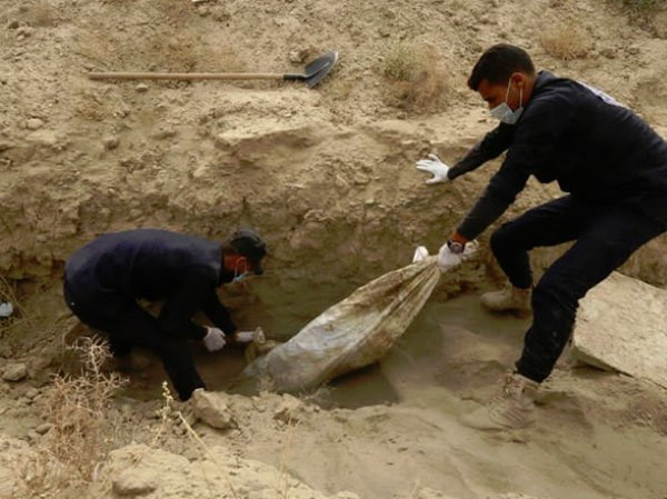 Phát hiện một hố chôn tập thể lớn với 1.500 thi thể ở Raqqa, Syria ảnh 1