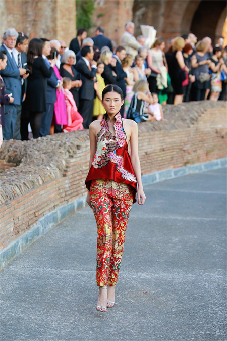 Hoa hậu Thuỳ Dung hội ngộ Kha Mỹ Vân trong show thời trang tại Rome ảnh 7