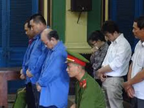 Xưng là người nhà của người có chức vụ, xâm hại lợi ích người khác, phạm tội theo tội danh nào? ảnh 1