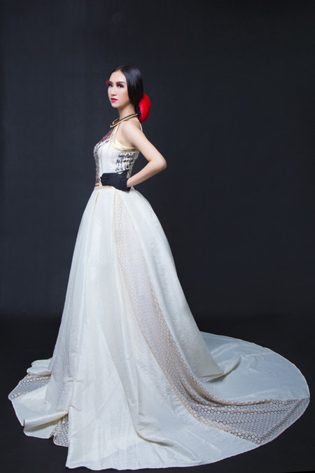 NTK Võ Việt Chung "tung" 3 bộ sưu tập trong Fashion show tại Mũi Né ảnh 9