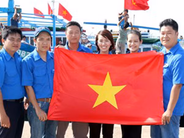 Tặng cờ Tổ quốc cho ngư dân huyện đảo Phú Quý ảnh 1