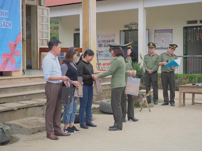 Sẻ chia yêu thương với học sinh nghèo ở Bắc Kạn ảnh 6