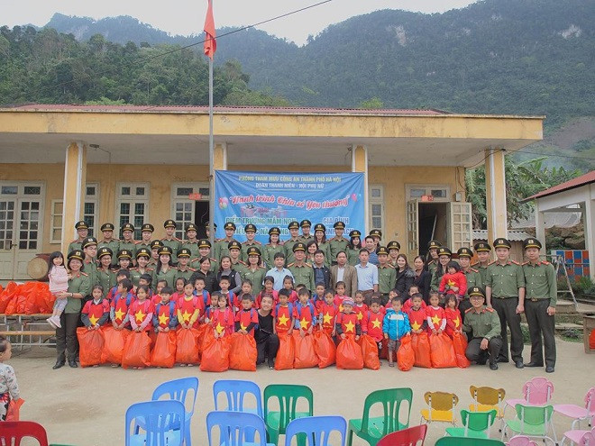 Sẻ chia yêu thương với học sinh nghèo ở Bắc Kạn ảnh 4