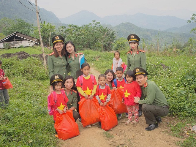 Sẻ chia yêu thương với học sinh nghèo ở Bắc Kạn ảnh 9