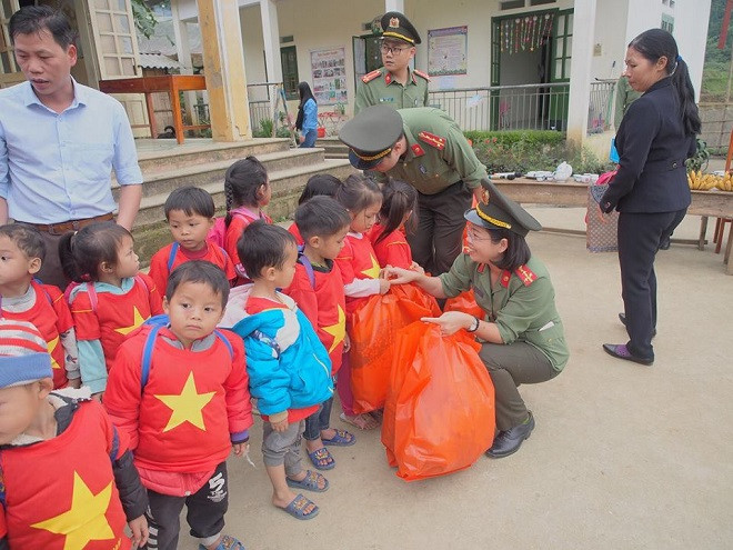 Sẻ chia yêu thương với học sinh nghèo ở Bắc Kạn ảnh 8