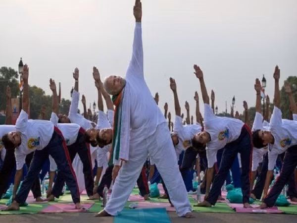 Thủ tướng Ấn Độ hào hứng tập Yoga, xác lập kỷ lục thế giới ảnh 1