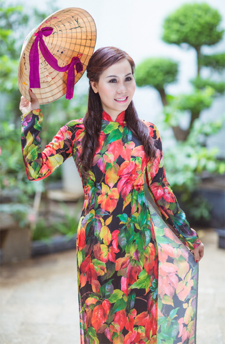 Nữ hoàng Kim Chi đẹp lạ với áo dài họa tiết lá thu ảnh 6 Nữ hoàng Kim Chi đẹp lạ với áo dài họa tiết lá thu ảnh 6