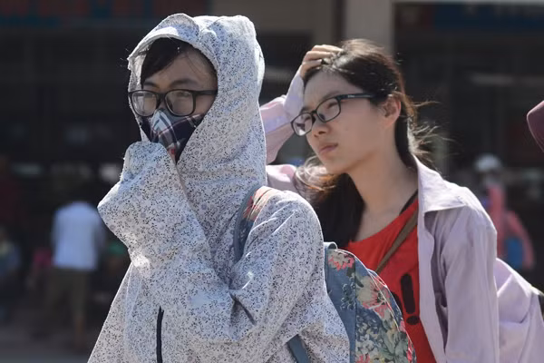 Sĩ tử đội nắng đổ về Hà Nội dự thi ảnh 3