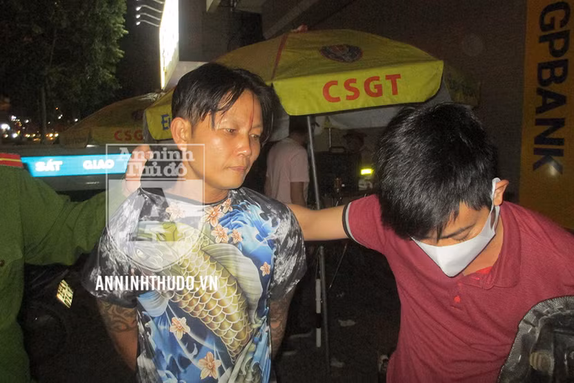 [CLIP] Giắt kim tiêm quanh người, đối tượng ngoan cố bị khống chế tại chốt 141 ảnh 1