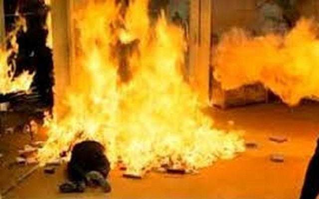 Người đàn ông tự thiêu, nghi do mâu thuẫn gia đình ảnh 1