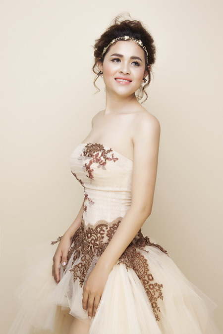 Á hậu Sơn Thị Du Ra gợi cảm vai trần, chân thon ảnh 5