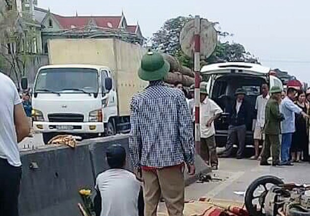 Xe giường nằm va chạm với 2 xe máy, làm 3 người tử vong ảnh 1 Xe giường nằm va chạm với 2 xe máy, làm 3 người tử vong ảnh 1