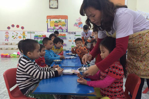 Hàng nghìn giáo viên trung học phải dạy mầm non ảnh 1