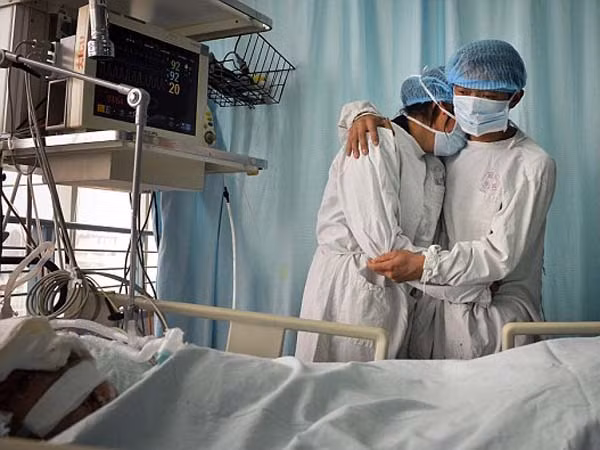 Xúc động giây phút y bác sĩ cúi rạp trước thi thể những em bé hiến nội tạng ảnh 2