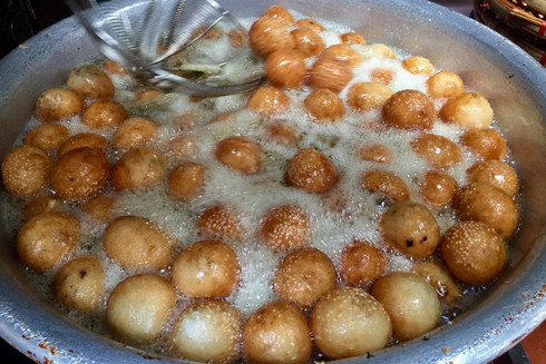 Những hàng bánh rán vỉa hè ảnh 1