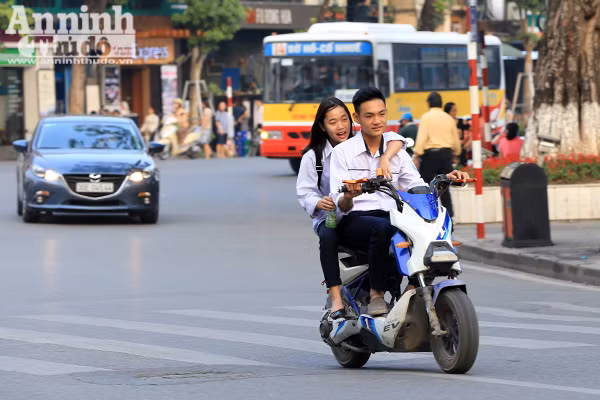 Tái diễn tình trạng không đội mũ bảo hiểm khi tham gia giao thông ảnh 10