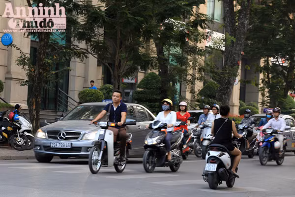 Tái diễn tình trạng không đội mũ bảo hiểm khi tham gia giao thông ảnh 2