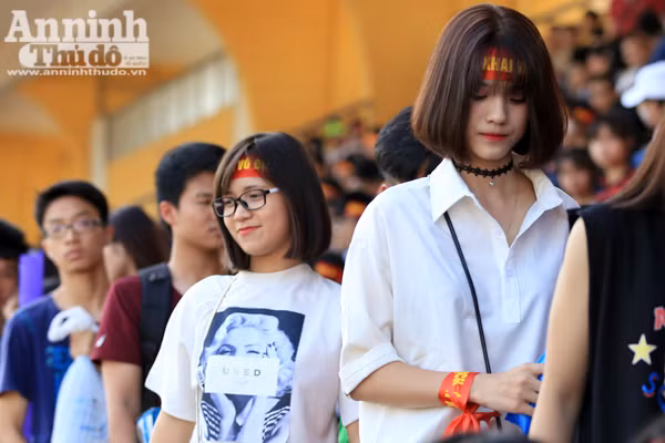 Khoảnh khắc các cổ động viên - nữ sinh hút hồn trên sân Hàng Đẫy ảnh 12