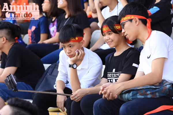 Khoảnh khắc các cổ động viên - nữ sinh hút hồn trên sân Hàng Đẫy ảnh 5