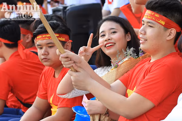 Khoảnh khắc các cổ động viên - nữ sinh hút hồn trên sân Hàng Đẫy ảnh 8