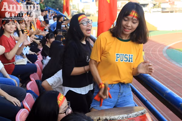 Khoảnh khắc các cổ động viên - nữ sinh hút hồn trên sân Hàng Đẫy ảnh 3