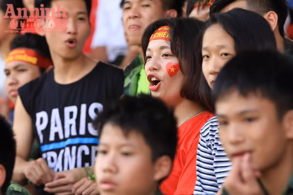 Khoảnh khắc các cổ động viên - nữ sinh hút hồn trên sân Hàng Đẫy ảnh 7