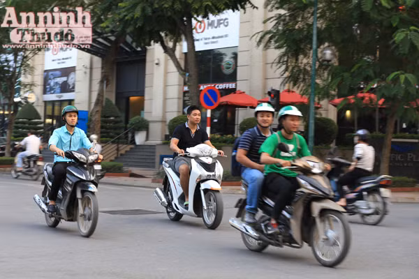 Tái diễn tình trạng không đội mũ bảo hiểm khi tham gia giao thông ảnh 3