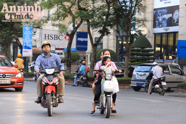 Tái diễn tình trạng không đội mũ bảo hiểm khi tham gia giao thông ảnh 7