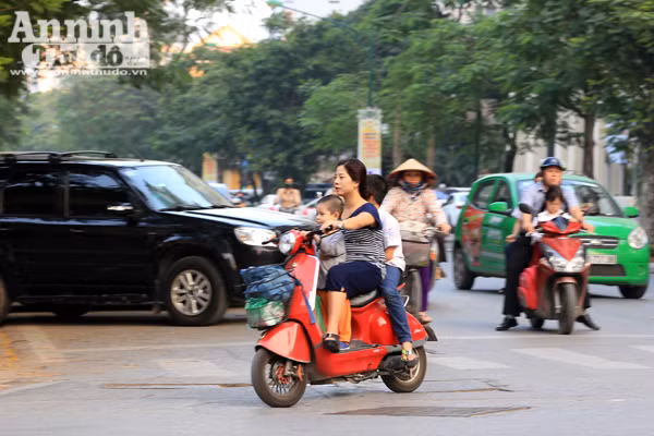 Tái diễn tình trạng không đội mũ bảo hiểm khi tham gia giao thông ảnh 6
