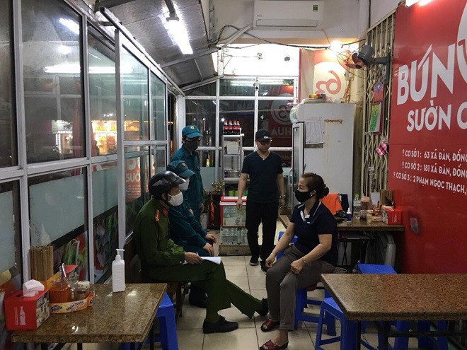 Công an cơ sở nhắc nhở, đề nghị các hàng quán đóng cửa để phòng dịch Covid 19 ảnh 4 Công an cơ sở nhắc nhở, đề nghị các hàng quán đóng cửa để phòng dịch Covid 19 ảnh 4