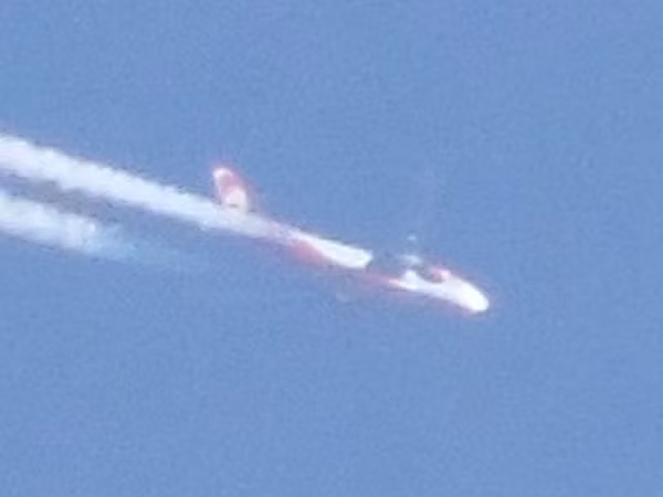 Chộp được khoảnh khắc “phi đội UFO” lượn lờ trên bầu trời Tây Ban Nha ảnh 3