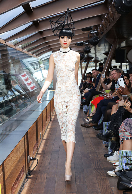 Ấn tượng show thời trang thắp sáng sông Seine ảnh 2