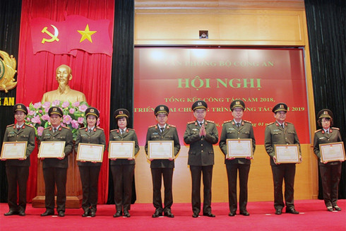 Cần nêu gương sáng đối với từng cán bộ, đảng viên, nhất là người lãnh đạo, chỉ huy ảnh 1