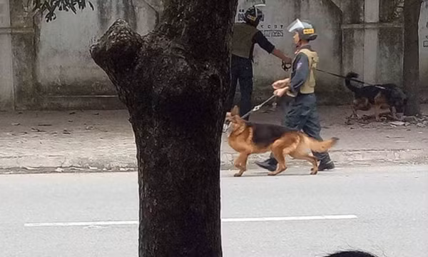 Cảnh sát bao vây đối tượng dùng vũ khí cố thủ trong nhà ảnh 4