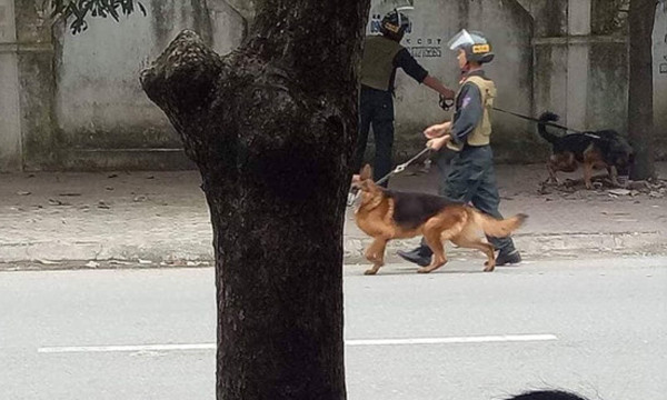 Cảnh sát bao vây đối tượng dùng vũ khí cố thủ trong nhà ảnh 4