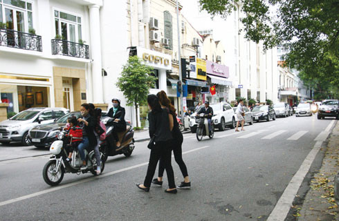 Người đi trong phố cũ Hàng Trống ảnh 3 Người đi trong phố cũ Hàng Trống ảnh 3