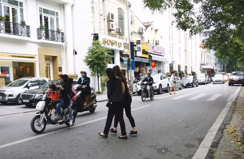 Người đi trong phố cũ Hàng Trống ảnh 3