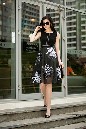 Style thời trang thanh lịch của Á hậu Tú Anh khi xuống phố ảnh 10