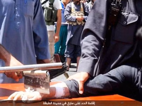 Rợn người cảnh IS chặt tay một tên trộm ảnh 1