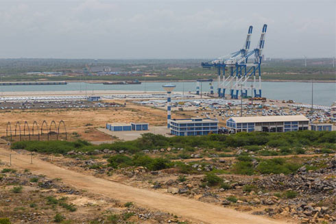 Trung Quốc "thò chân" ra cảng biển nước ngoài ảnh 1