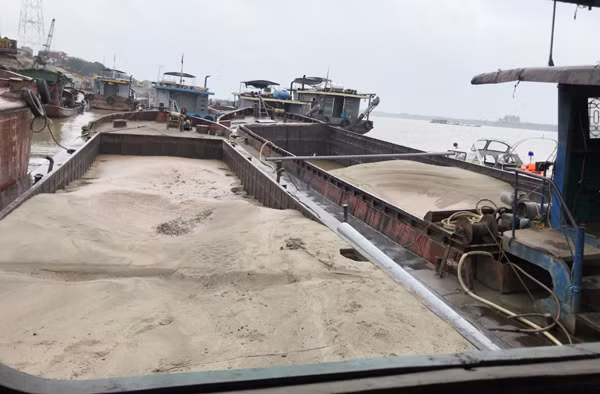 Liên tiếp phát hiện "cát tặc" trên sông Hồng ảnh 2