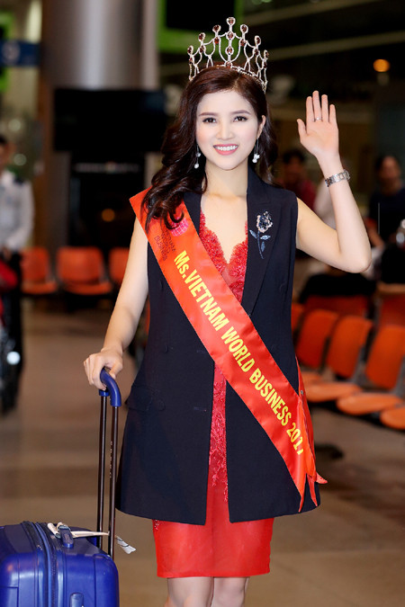 "Sốt" với hình ảnh tân Hoa hậu bắt taxi về nhà sau đăng quang ảnh 1 "Sốt" với hình ảnh tân Hoa hậu bắt taxi về nhà sau đăng quang ảnh 1