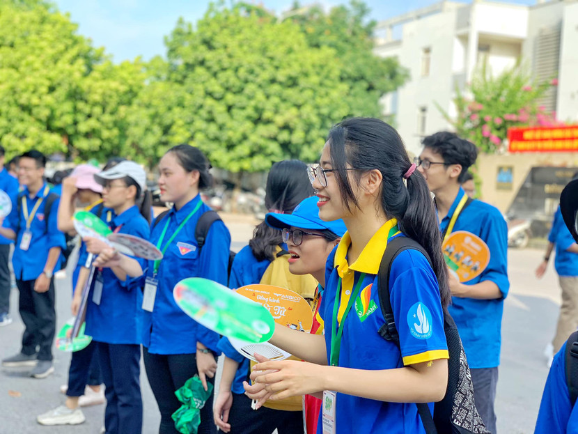 Hà Nội: Thanh niên tình nguyện cõng thí sinh vào điểm thi ảnh 5