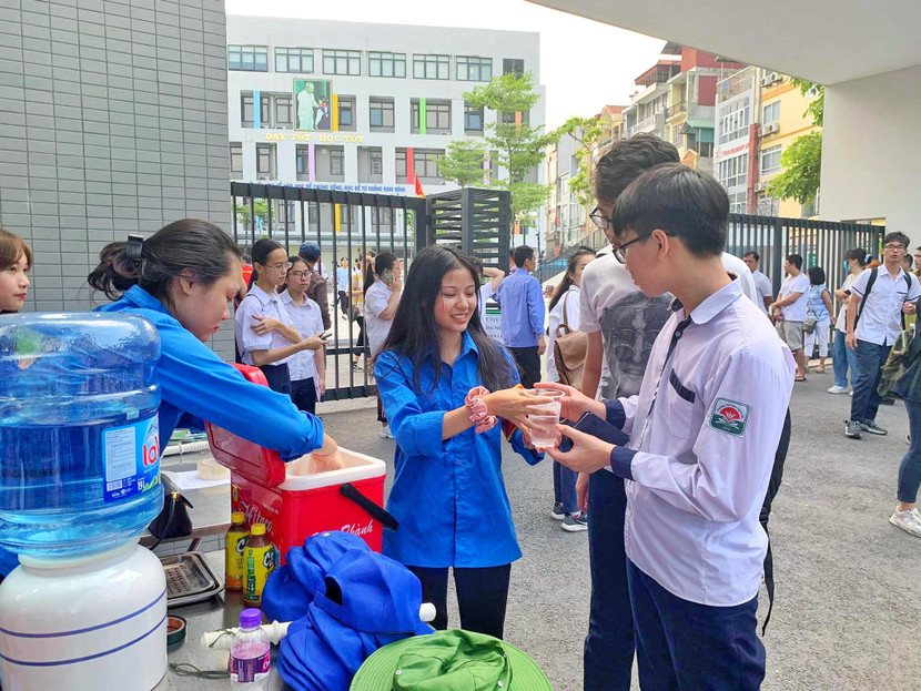 Hà Nội: Thanh niên tình nguyện cõng thí sinh vào điểm thi ảnh 4