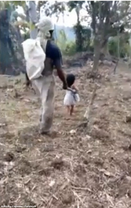 Bé gái 5 tuổi làm "đôi mắt" cho cha mù đi hái dừa hàng ngày ảnh 2 Bé gái 5 tuổi làm "đôi mắt" cho cha mù đi hái dừa hàng ngày ảnh 2