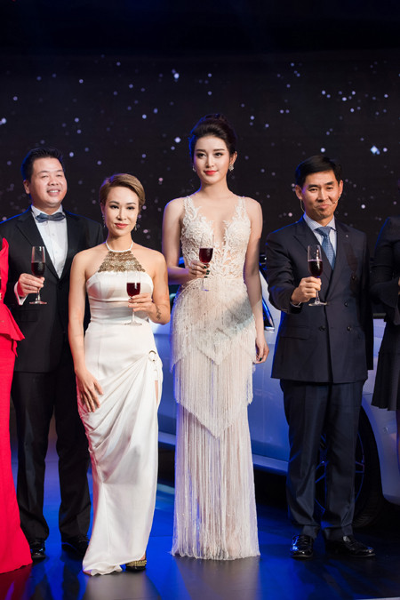 Diện váy xuyên thấu, Á hậu Huyền My khoe vòng một quyến rũ ảnh 8 Diện váy xuyên thấu, Á hậu Huyền My khoe vòng một quyến rũ ảnh 8