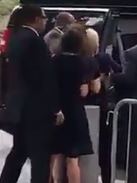 Bà Hillary Clinton "bị choáng" khi dự lễ tưởng niệm các nạn nhân vụ 11-9 ảnh 2 Bà Hillary Clinton "bị choáng" khi dự lễ tưởng niệm các nạn nhân vụ 11-9 ảnh 2