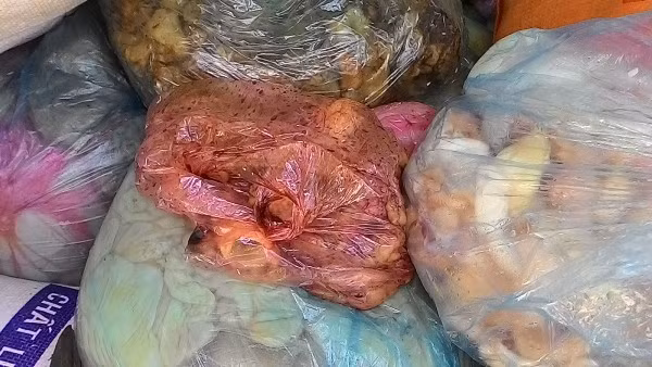 Hơn 400 kg thực phẩm "bẩn" đi xe 7 chỗ ảnh 3 Hơn 400 kg thực phẩm "bẩn" đi xe 7 chỗ ảnh 3