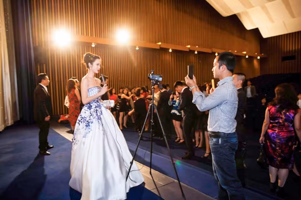 Vũ Ngọc Anh, Trần Bảo Sơn hạnh phúc giữa vòng vây kiều bào tại Đức ảnh 9