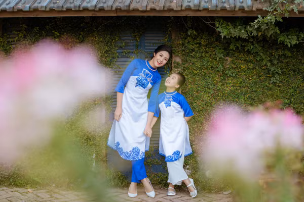 Hoa hậu Ngọc Hân diện áo dài đôi cùng "con gái nuôi" ảnh 3